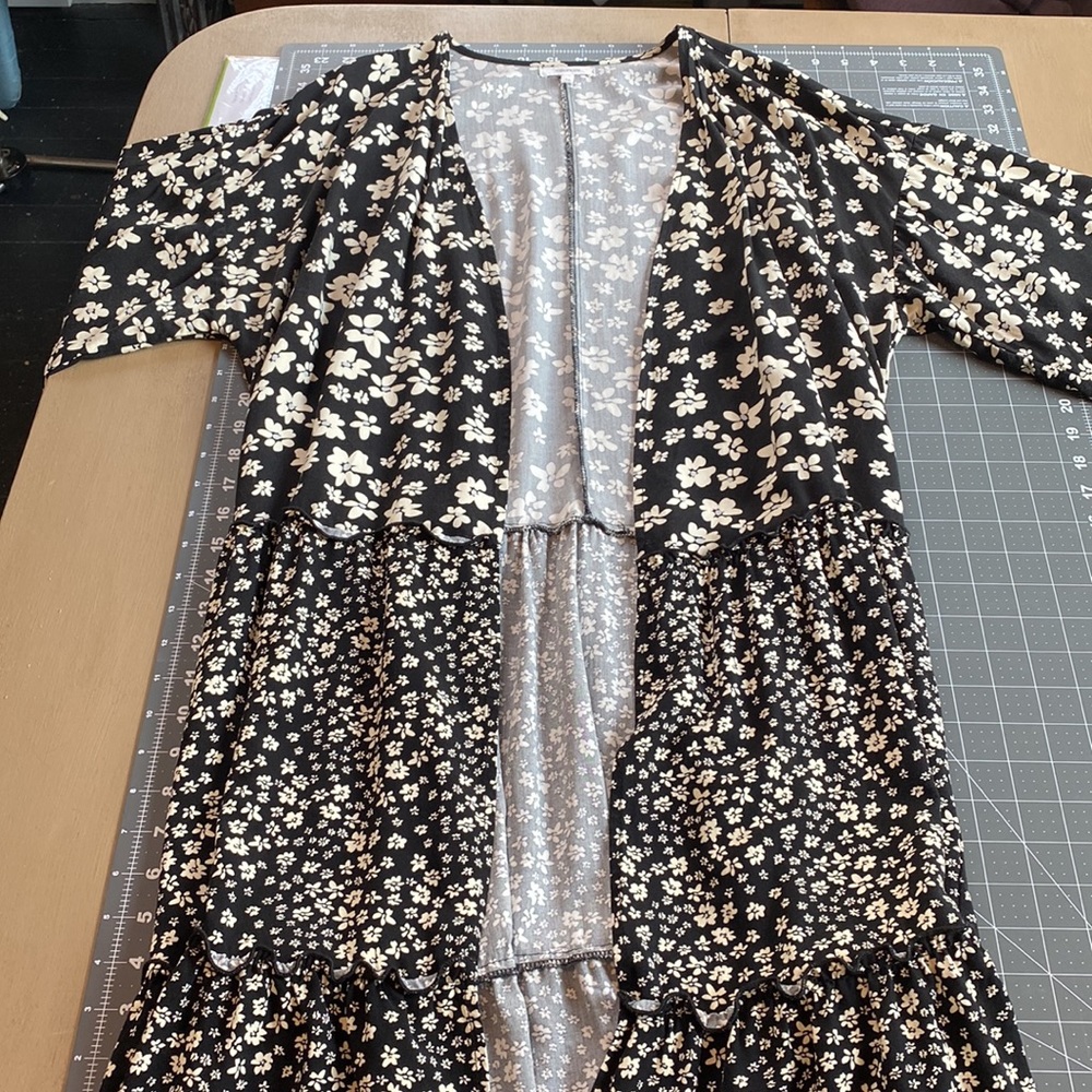 Maurice black and white floral kimono topper size 1X - Picture 6 of 6
